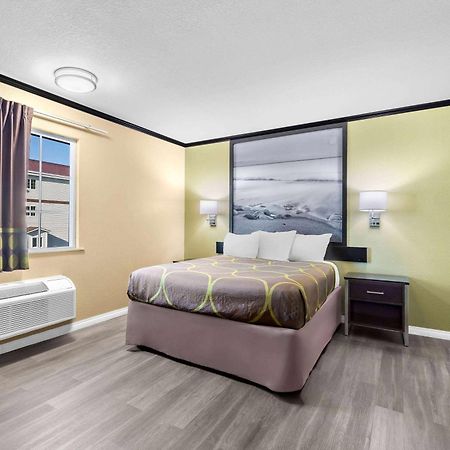 Super 8 By Wyndham Crescent City Exterior photo