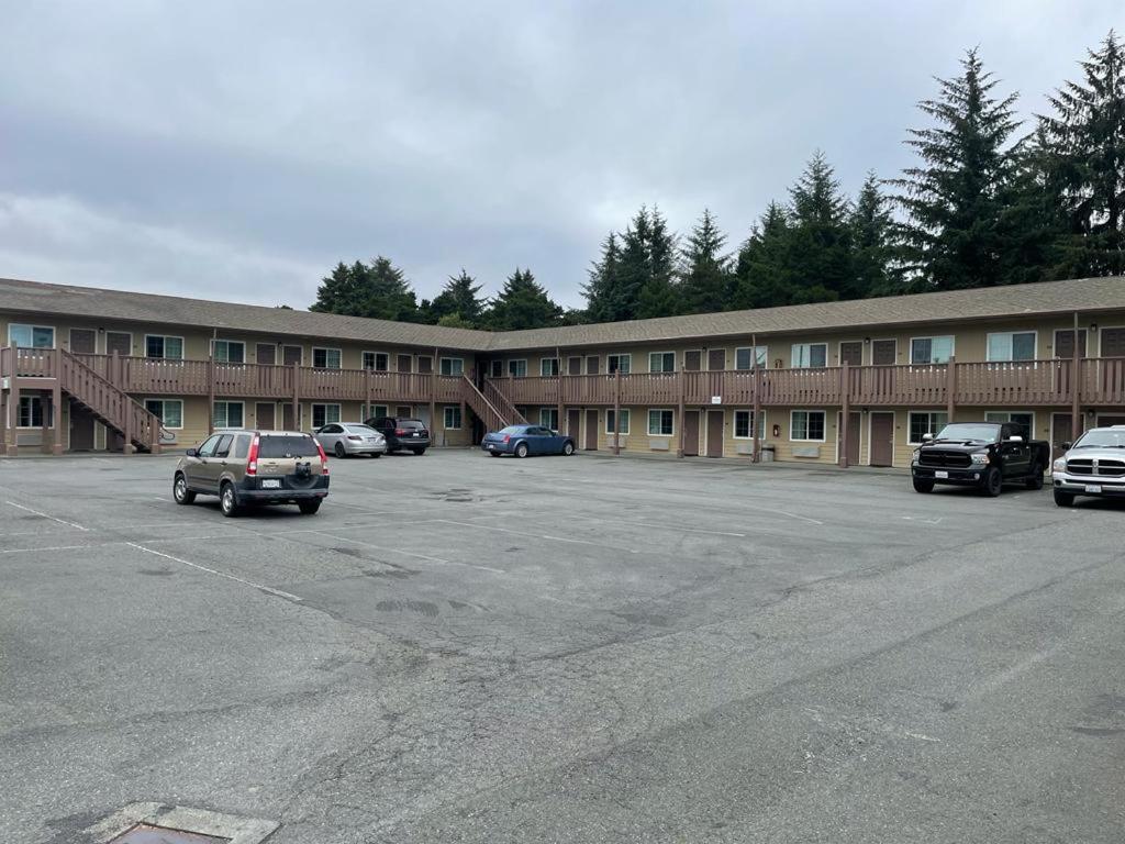 Super 8 By Wyndham Crescent City Exterior photo