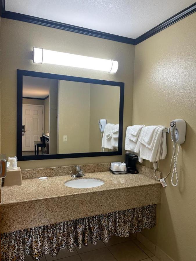 Super 8 By Wyndham Crescent City Exterior photo