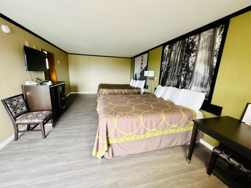 Super 8 By Wyndham Crescent City Exterior photo
