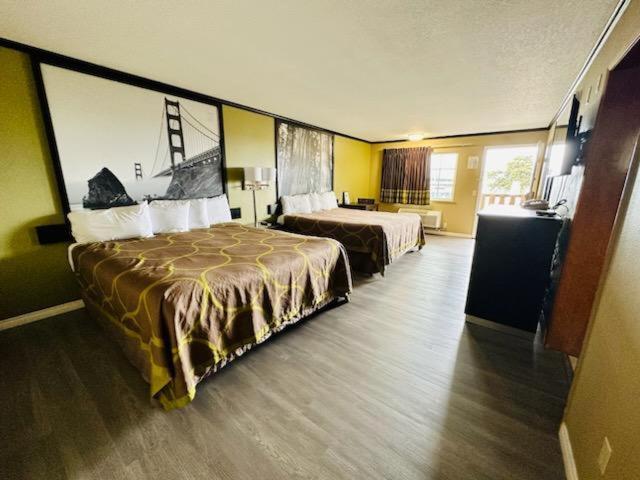Super 8 By Wyndham Crescent City Exterior photo