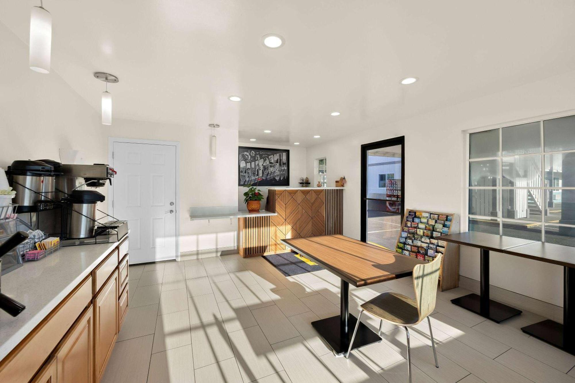 Super 8 By Wyndham Crescent City Exterior photo