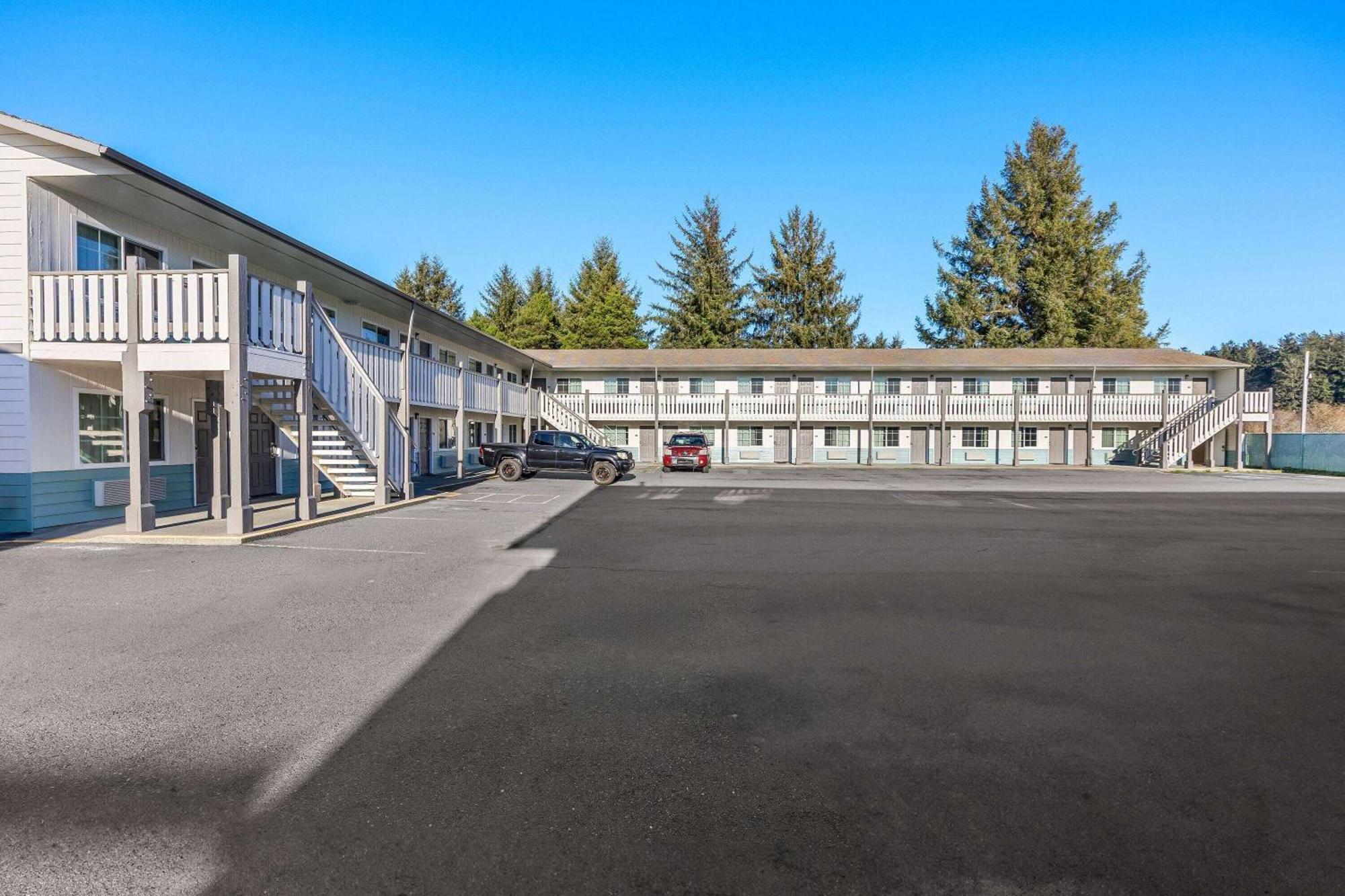 Super 8 By Wyndham Crescent City Exterior photo