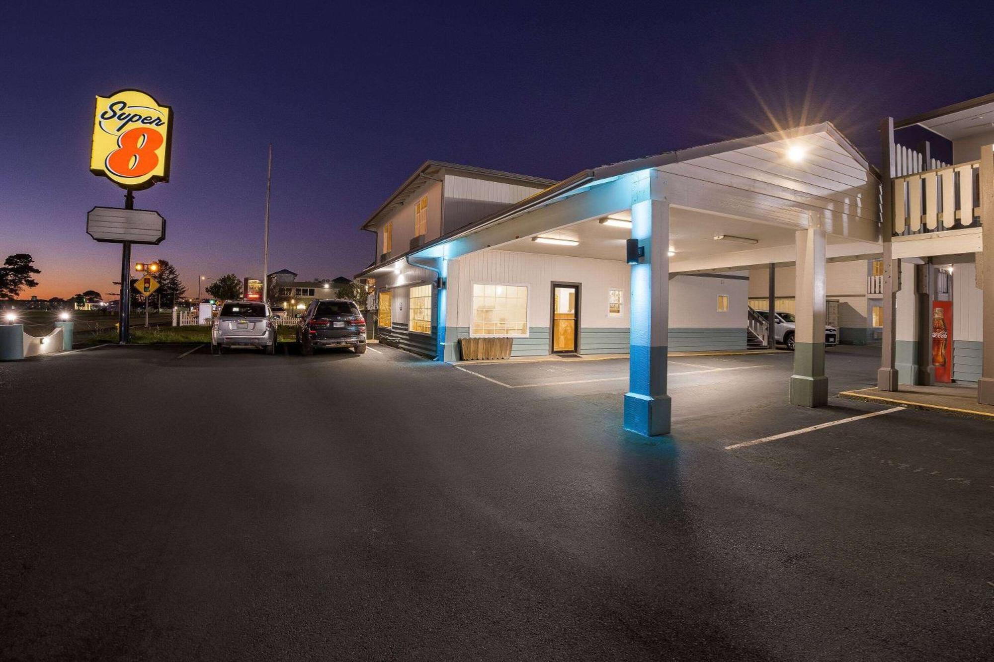 Super 8 By Wyndham Crescent City Exterior photo