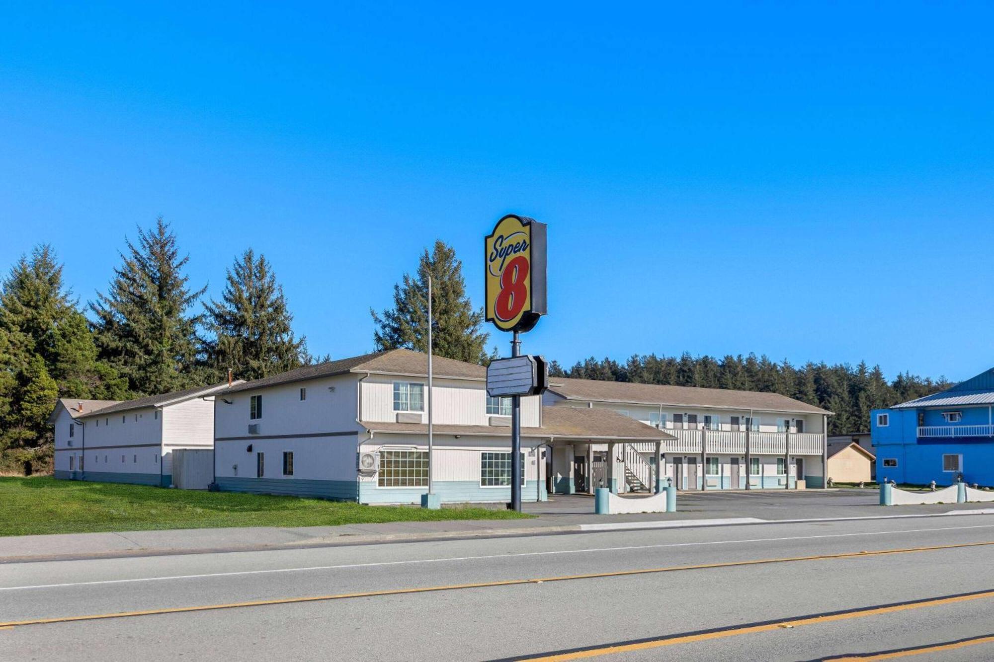 Super 8 By Wyndham Crescent City Exterior photo