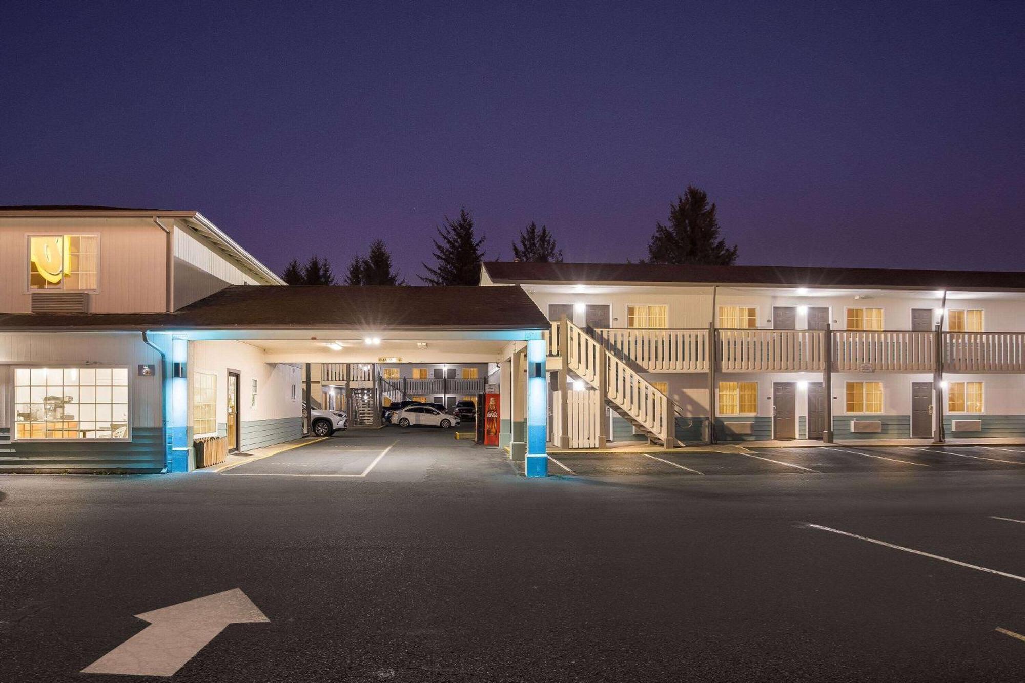 Super 8 By Wyndham Crescent City Exterior photo
