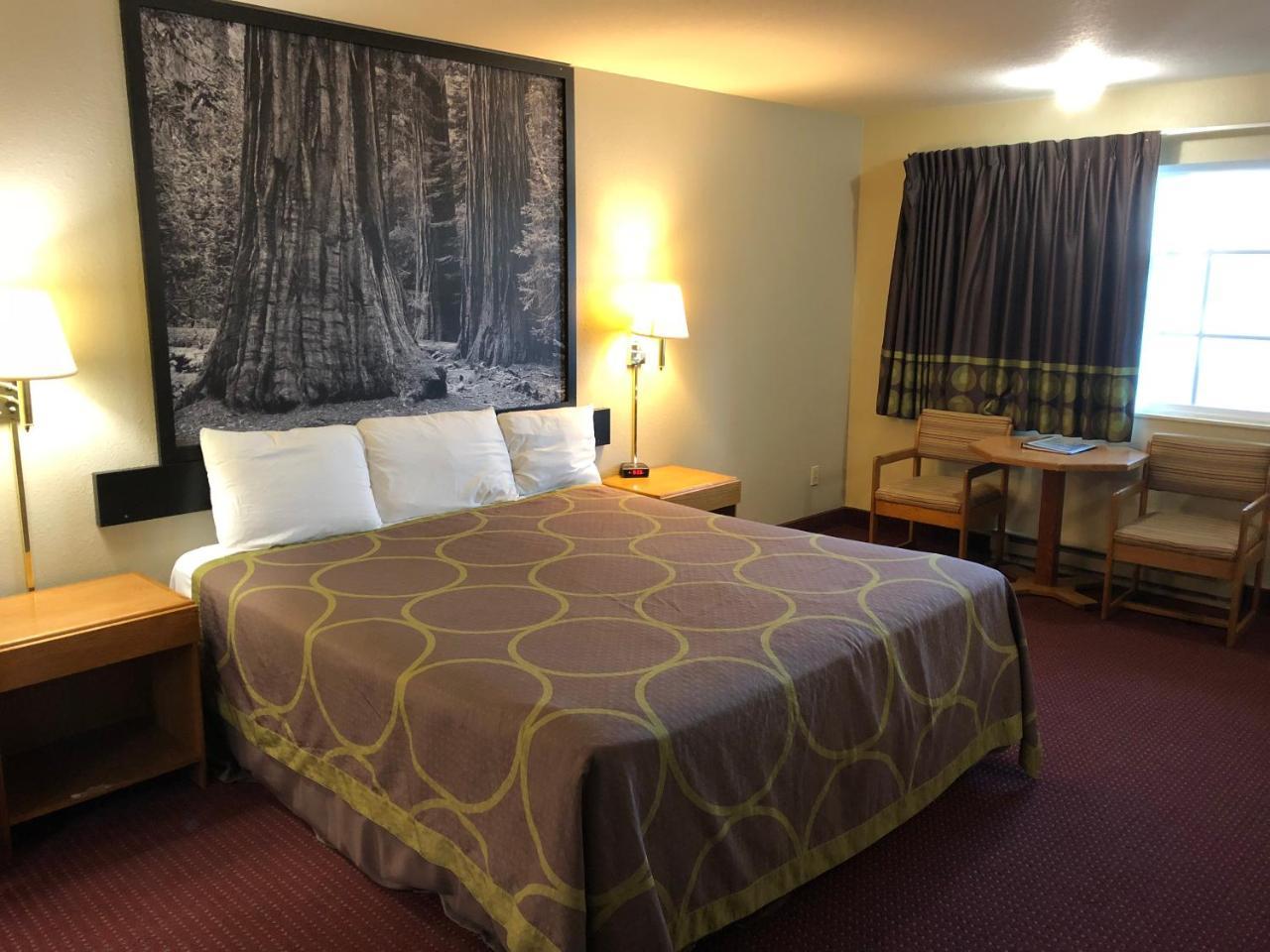 Super 8 By Wyndham Crescent City Exterior photo